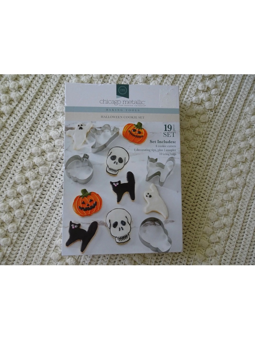 Chicago Metallic HALLOWEEN COOKIE SET 19 piece CAT, GHOST, SKELETON, PUMPKIN NIB
